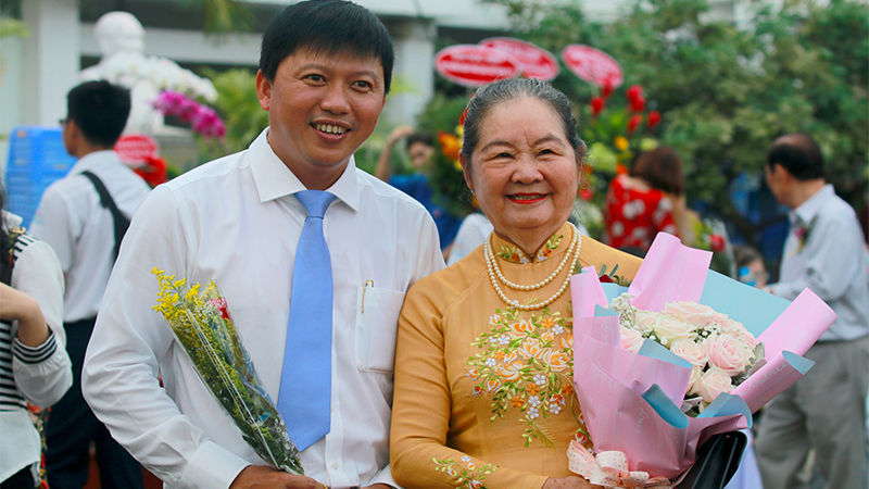 Thầy cô cũ gặp lại bao thế hệ học trò